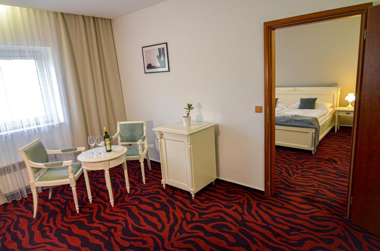 Hotel Galant Lednice Extérieur photo